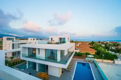 Image de Architecture moderne et beauté chypriote: villa 5br avec vue imprenable sur la mer
