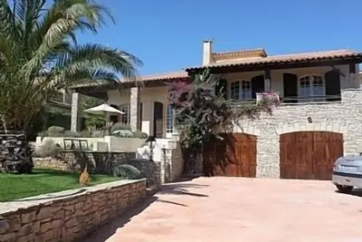 Image de Villa avec piscine privée et jardins