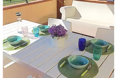 Image de maison avec jardin, grande terrasse et piscine