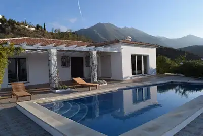 Villa (6 + 2) la vie privée, un bon accès, à proximité de la S. Tejada N. P. , 20 min de la mer