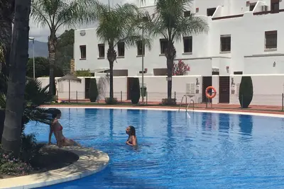 Maison de ville spacieuse pour 8 personnes, prise en sandwich entre une belle piscine et un parcours de golf