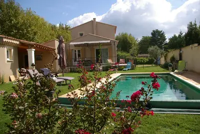 Image de Maison avec piscine privée chauffée et sécurisée et jardin cloturé