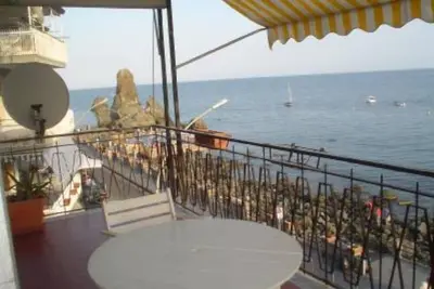 Image de \"Manor house on the sea of Acitrezza\"