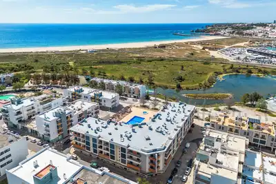 Image de Luxury1 bedroom Apt 4 personnes, 5 - 10 minutes à pied de Meia Praia Beach & Marina.