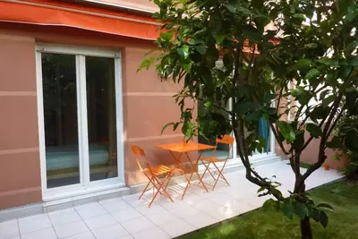 Image de appartement F2 avec jardin et parking privatif  à 200 m des plages!