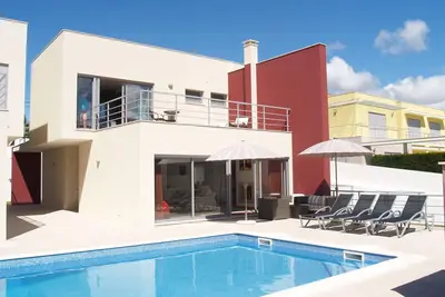 Image de Superbe villa moderne de 5 chambres avec piscine et WiFi gratuit.