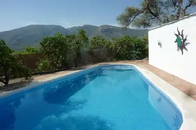 Image de Bonheur rural! Maison avec piscine privée, 5 min à pied de la ville, air conditionné, Wifi