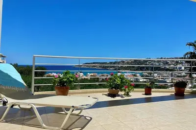 Image de Spacieux appartement dans une villa avec piscine offrant de superbes vues sur mer