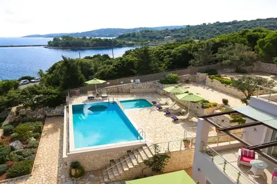 Image de Villa avec piscine privée, vue sur la mer et jardin, barbecue, seulement 10 min à pied Gaios