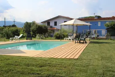 Image de Villa de campagne lumineuse, avec véranda, terrasse et grand jardin