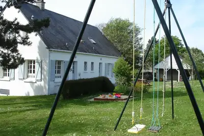 Image de Grande Maison de famille à 2km des plages - Lumineuse -5 chambres, beau jardin! !