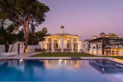 Villa (300m2) en bord de mer avec piscine privée (9x4m), jardin (1000m2)