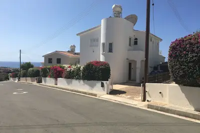 Image de Villa individuelle avec piscine privée et beaux jardins, entièrement climatisée.