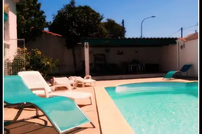 Image de Villa avec piscine privée dans la ville de Carcassonne, quartier calme avec vue sur le château