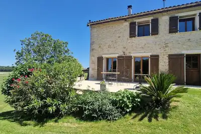 Image de Grange spacieuse et indépendante avec piscine chauffée