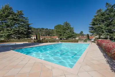 Image de Villa Provençale pleine de charme sur French Riviera avec piscine tennis golf 15 mn Commerces et plages 5 mn. nice 20mn