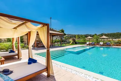 Image de Ino Villa! Piscine privée de 100m2, compartiment spécial enfants, jacuzzi!