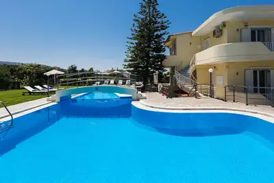 Image de Piscine de 90m2, football, basket-ball, gymnase, aire de jeux, volley, ping-pong et bien plus encore