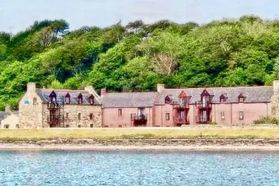Image de appartement de 2 chambres avec une vue imprenable à droite sur la plage près de Inverness
