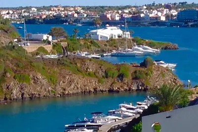 Image de Belle, spacieuse villa avec vue sur la piscine chauffée et de superbes de Mahon Harbour