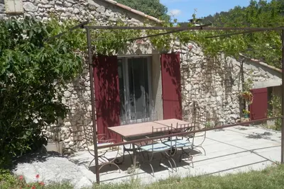 Image de Ancienne bergerie en pierre en colline provençale