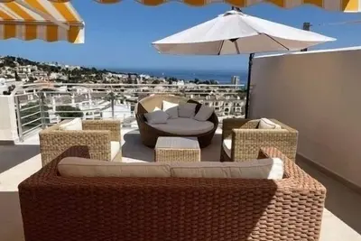 Image de Grande terrasse agréable avec vue spectaculaire. Ascenseur, parking privé