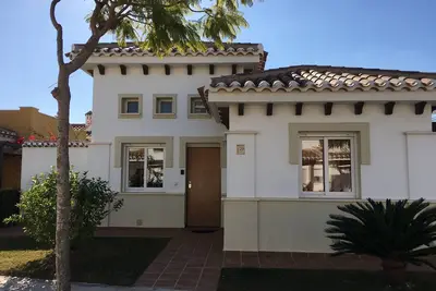 Image de ** Réductions au début de l'été ** - Propriété de luxe orientée plein sud avec piscine chauffée