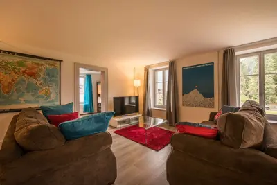 Image de Élégant appartement récemment rénové de 3 chambres au dernier étage avec centre de bien-être, ascenseur
