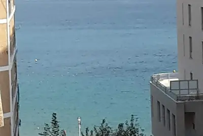 Image de Position unique à 2 pas de la mer et du centre, terrasse plein sud vue sur mer.