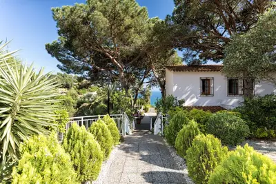 Image de Belle villa avec vue magnifique sur la mer et la piscine.