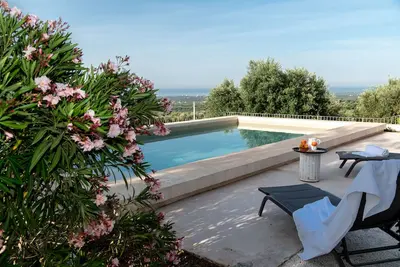 Image de Trullo panoramique avec piscine privée, à 10 minutes de la mer pour 6 personnes