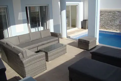 Image de Spacieux, villa contemporaine avec toit ouvrant, piscine et terrasse