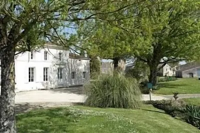 Image de Gite proche de Matha et Cognac, privé Half Sunken Piscine chauffée, jardin clos. .