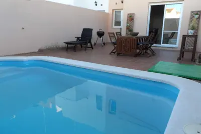 Image de Marque nouvelle maison avec piscine dans le centre du village de Umbrete