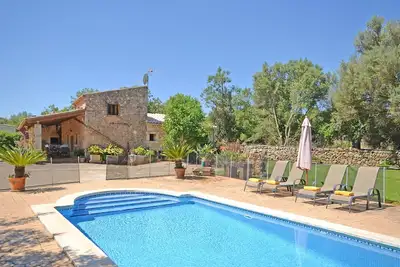 Image de Alba - Charmante maison de campagne avec piscine Ă LlubĂ