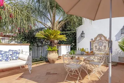Image de Sleep in a 17th century stately palace home and celebrate Seville in stye
