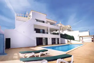 Image de Belle villa avec piscine, jardin, Wi-Fi, surplombant la marina, à proximité des plages.