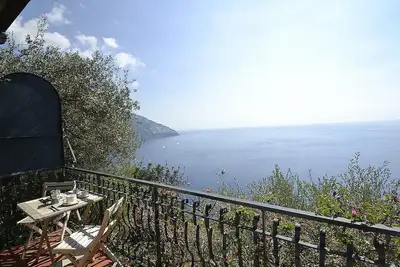Image de Villa Ines: Un charmant chalet construit avec vue sur la mer.