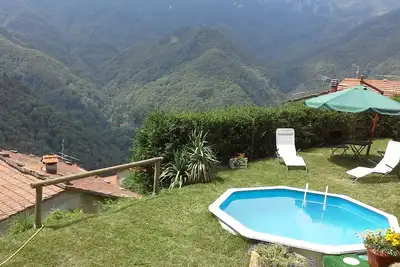 Image de Maison avec piscine située dans les montagnes et près de la mer.