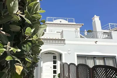 Image de Vale do Lobo moderne 4 chambres, 4 salles de bain, villa orientée sud avec piscine privée