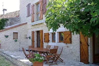 Image de Montgesty, Lot. Belle et vaste maison en pierres alliant charme et confort