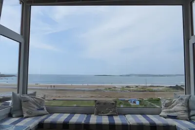 Image de Superbe vue sur la baie et les couchers de soleil vu de toutes les pièces principales. Salle de jeux. Wetroom.