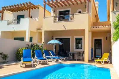 Image de DomusIberica Burgau, maison de 2 chambres avec A / C, piscine privée, à pied de la plage!