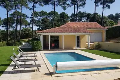 Image de Petit bijou fraichement rénové! Villa 2 chambres piscine privée chauffée golf