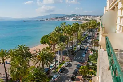 Image de Cannes croisette2 pieces vue mer panoramique wifi garage les pieds dans l'eau
