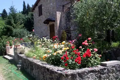 Image de Belle maison de pierre avec jardin et piscine privée.