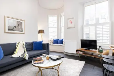 Image de Iconic Cockburn Street 4 Bedroom Apartment: Heart of Old Town