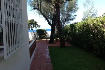 Image de Villa sur la plage face à l'île de Cirella avec jardin et parking privé