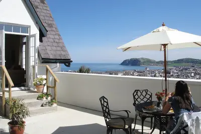 Image de Vue imprenable, maison de 2 chambres avec terrasse sur le toit