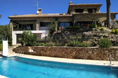 Superbe villa au sommet d'une colline avec piscine privée et vue panoramique sur la mer